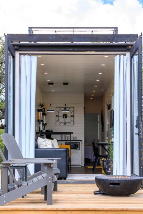 New The Yellow Beacon-Luxury Shipping Container Fredericksburg Buitenkant foto