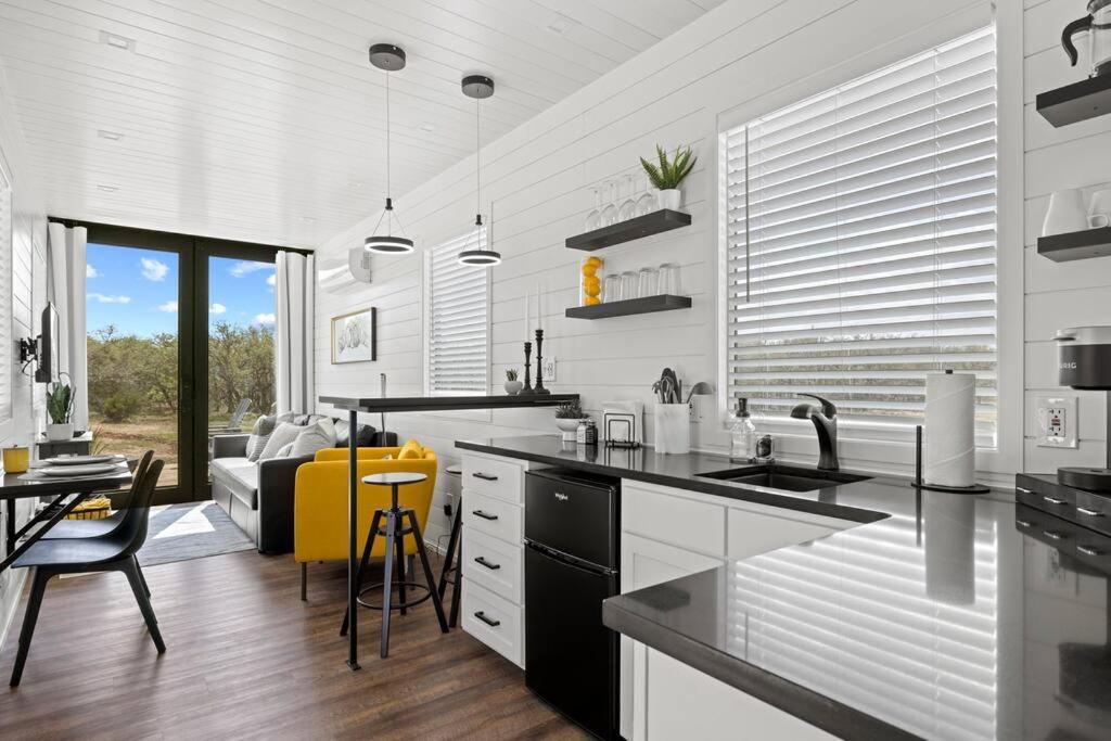 New The Yellow Beacon-Luxury Shipping Container Fredericksburg Buitenkant foto