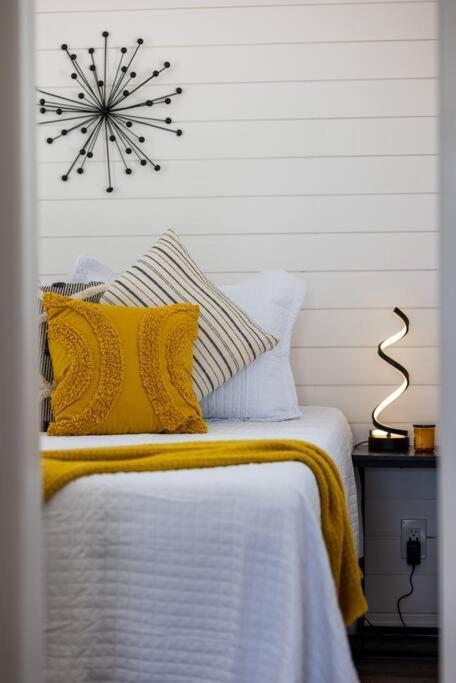 New The Yellow Beacon-Luxury Shipping Container Fredericksburg Buitenkant foto