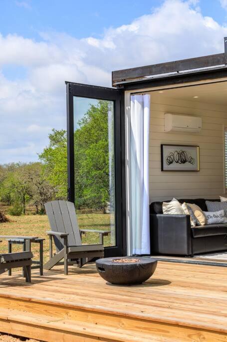 New The Yellow Beacon-Luxury Shipping Container Fredericksburg Buitenkant foto